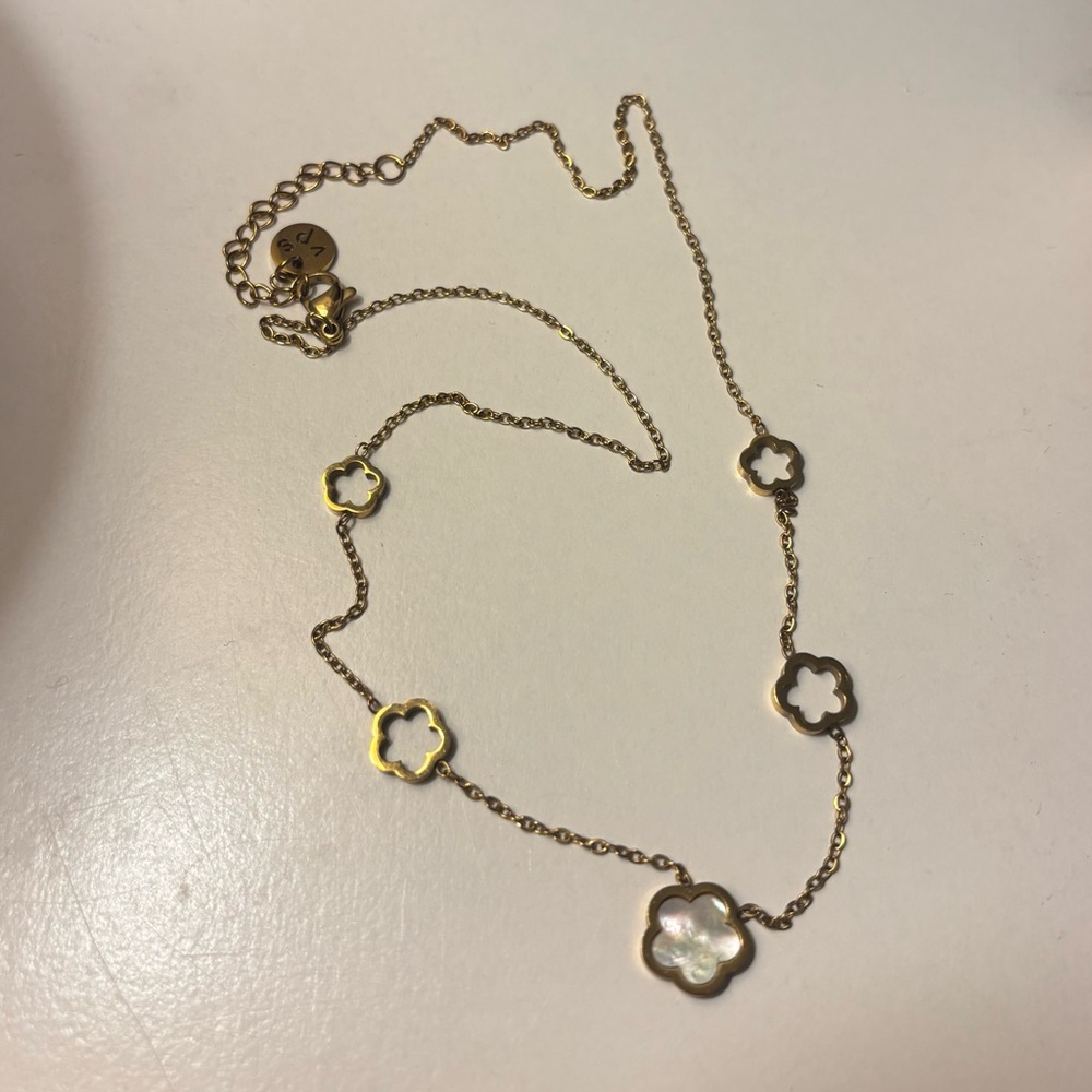 Faux Van Cleef Elegant Gold and White Flower Pendant Necklace - Picture 2 of 5